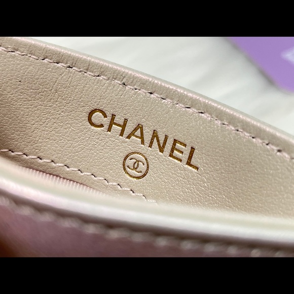 [SOLD] Chanel Ivory Iridescent Quilted Card Holder - Picture 11 of 15